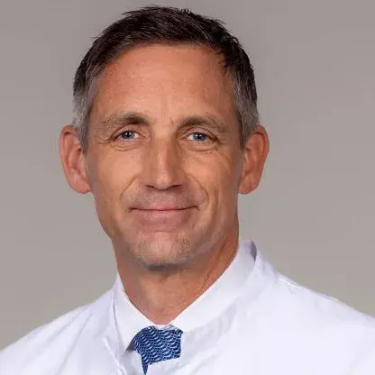 Ganzheitlicher Ansatz in der Wirbelsäulenchirurgie: Experteninterview mit Prof. Dr. Christoph Siepe